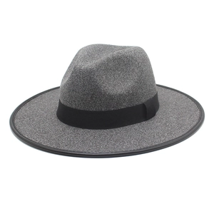 Gros plan détaillé du chapeau fedora gris foncé avec ruban noir et bordures en cuir renforcées