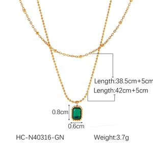 Detail of double-layer gold necklace with green emerald-cut zircon and size measurements