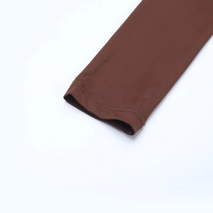 Nahaufnahme der braunen Ärmelmanschette mit hochwertigen Nähten und Strickstoffdetails