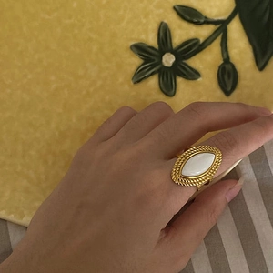Bague rétro en acier inoxydable plaqué or 18k avec pierre marquise blanche et texture