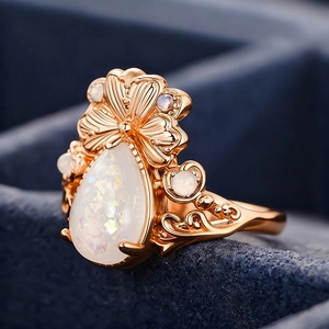 Bague trèfle élégante en or rose avec opale et motif floral vintage ajouré