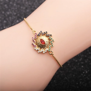 Bracelet doré ajustable avec pierres de zircon colorées œil grec sur poignet
