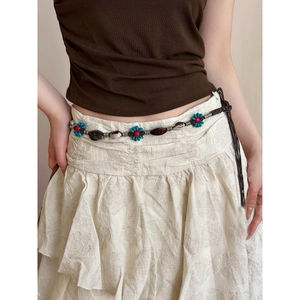 Détail d'une chaîne de taille bohème avec perles tournesol turquoise et coquillages