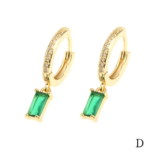 Dettaglio orecchini a cerchio in oro 18K con micro zirconi e ciondolo rettangolo verde