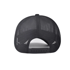 Dettaglio del cappello trucker nero con rete traspirante e chiusura a scatto regolabile