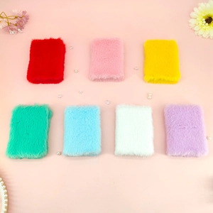 Detailweergave van kleurrijke pluche mini-notitieboekjes in 7 kleuren op decoratieve basis