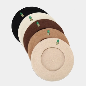 Détail de cinq bérets en laine de couleurs variées avec broderie de pastèque raffinée