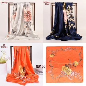 Dettagli di foulard quadrati in raso con stampe di peonie in grigio, blu e arancione