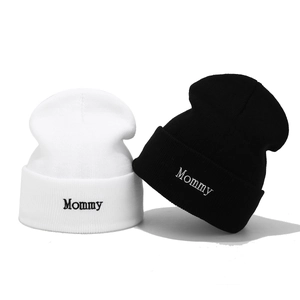 Bonnets en tricot brodés Mommy en noir et blanc pour la chaleur hivernale