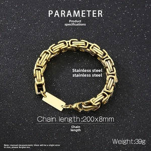 Détail de la chaîne byzantine en acier inoxydable doré avec plaque d'identification lisse