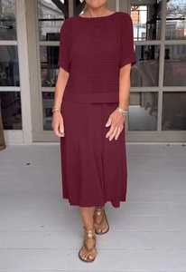 Dettaglio del set due pezzi in maglia bordeaux con top traforato e gonna midi coordinata