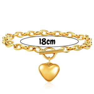 Dettaglio del bracciale a catena dorata da 18 cm con chiusura a T e ciondolo a cuore