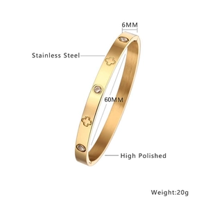 Detail of gold clover bracelet with measurements and polished stainless steel finish