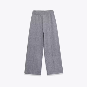 Pantalon en tricot gris foncé à jambes larges au toucher doux présenté à plat sur fond blanc