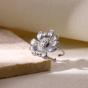 Vue macro d'une bague tournesol argentée avec détails de pétales et anneau réglable
