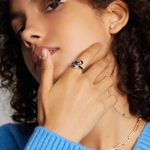 Minimalist silver interlocking teardrop open ring made of polished stainless steel