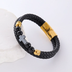 Pulsera de cuero negro de doble capa con cuentas doradas y cruz gris sobre piedra