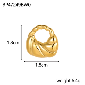 Detail view of a 1.8cm golden twisted metal charm with size and weight dimensions