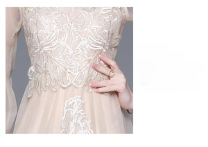 Détails de broderies florales et de paillettes sur une robe en tulle et mesh champagne