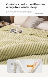 Dettaglio coperta verde chiaro in cashmere di latte con fibre antistatiche lucide
