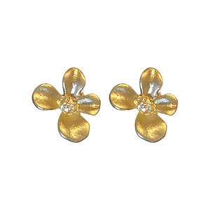 Boucles d'oreilles trèfle dorées avec finition mate et détails en cristal brillant