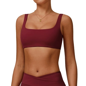 Modernes dunkelrotes Set aus Sport-Bh mit eckigem Ausschnitt und High-Waist Yogahose
