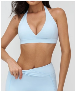 Dettaglio del reggiseno sportivo azzurro con scollo a V e cuciture rinforzate
