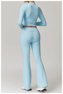 Vue arrière du haut de yoga bleu clair à manches longues et du legging de sport évasé