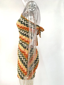Détail d'un ensemble bohème deux pièces avec broderie au crochet ondulée orange et verte