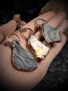 Pendentifs géode d'agate solaire vintage faits main avec contour en cuivre martelé