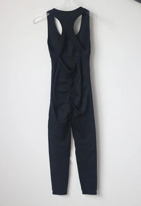 Détail du body de yoga noir sans couture avec dos croisé et design fesses froncées