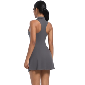Vue arrière d'une robe de sport sans manches gris foncé avec dos nageur et jupe en A