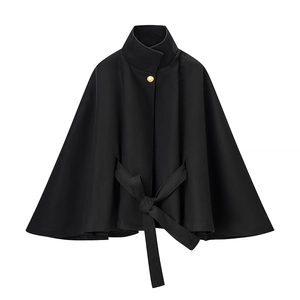 Eleganter schwarzer Cape-Mantel mit Stehkragen, Goldknopf und passendem Bindegürtel