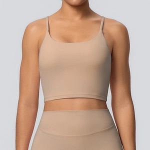 Détail du haut de yoga à fines bretelles et leggings taille haute rose poudré mat