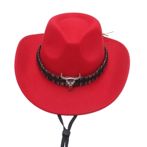 Dettaglio cappello cowboy rosso con fascia etnica intrecciata e decoro testa di toro