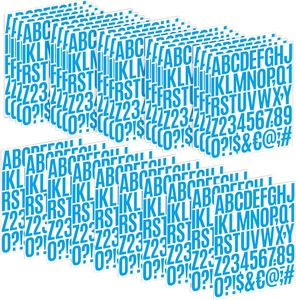 Makroansicht blauer Buchstaben- und Zahlenaufkleber-Sets in einer fächerförmigen Anordnung