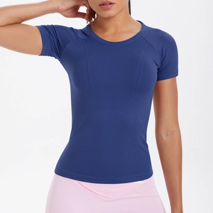 Dettaglio della maglia sportiva blu navy con trama jacquard traspirante e maniche raglan