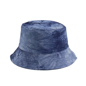 Dettaglio del cappello alla pescatora tie-dye con cuciture rinforzate sulla tesa