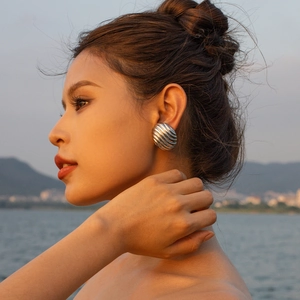 Boucles d'oreilles spirales épaisses argentées polies avec design ondulé pour femme