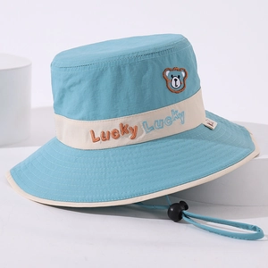 Chapeau de soleil bleu pour enfant avec broderie ours et mentonnière ajustable