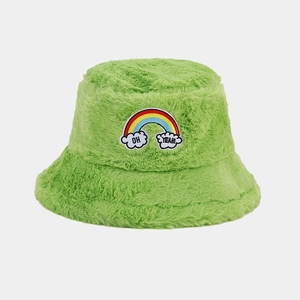 Détail du bob en peluche vert clair avec broderie arc-en-ciel et nuage doux