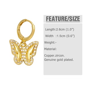 Dettaglio orecchini a farfalla dorati con zirconi, dimensioni mostrate 2,6 cm x 1,5 cm
