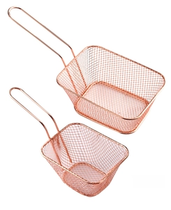 Détails macro des paniers à friture en acier inoxydable or rose avec maille fine