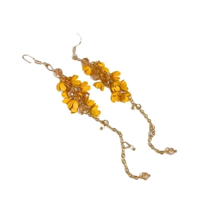 Elegante gelbe Blütenblatt-Quastenohrringe mit Goldkette und Kristallen auf weißem Grund