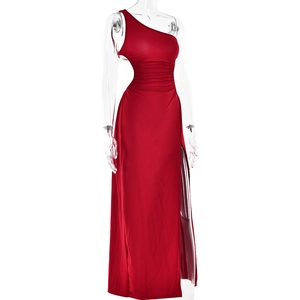 Detail eines roten One-Shoulder-Abendkleides mit Taillenfalten und hohem Seitenschlitz