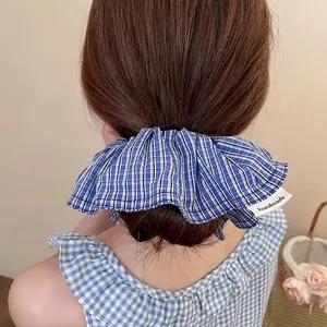 Chouchou oversize à carreaux bleus et blancs avec étiquette handmade pour coiffure