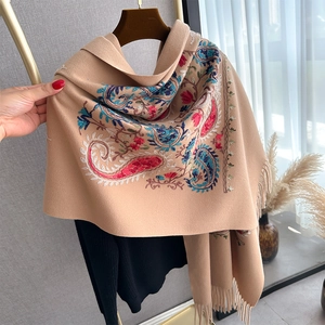 Châle ethnique en cachemire avec motif paisley, broderies et franges couleur camel