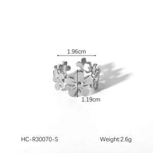 Dettaglio macro dell'anello a fiore argento con diametro 1,96cm e altezza di 1,19cm