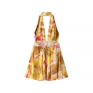 Dettaglio dell'abito tie-dye allacciato al collo con scollo a V profondo e motivi floreali