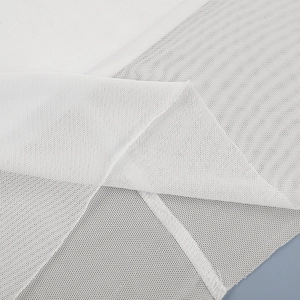 Detail van witte semi-transparante kantstof met een fijne mesh-structuur en zachte textuur